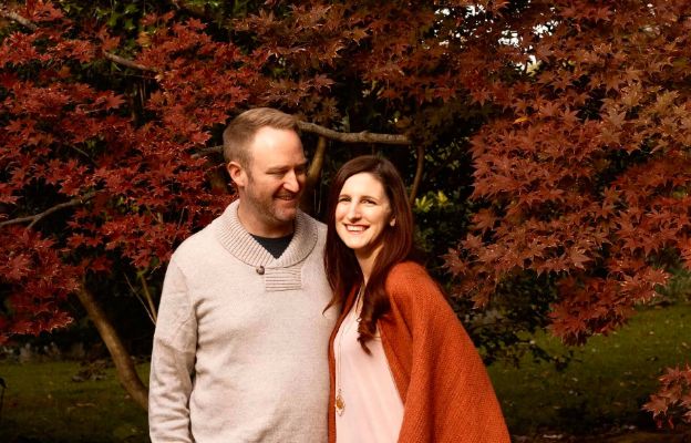couple posing at the bartlett arboretum in belle plaine, near wichita, kansas